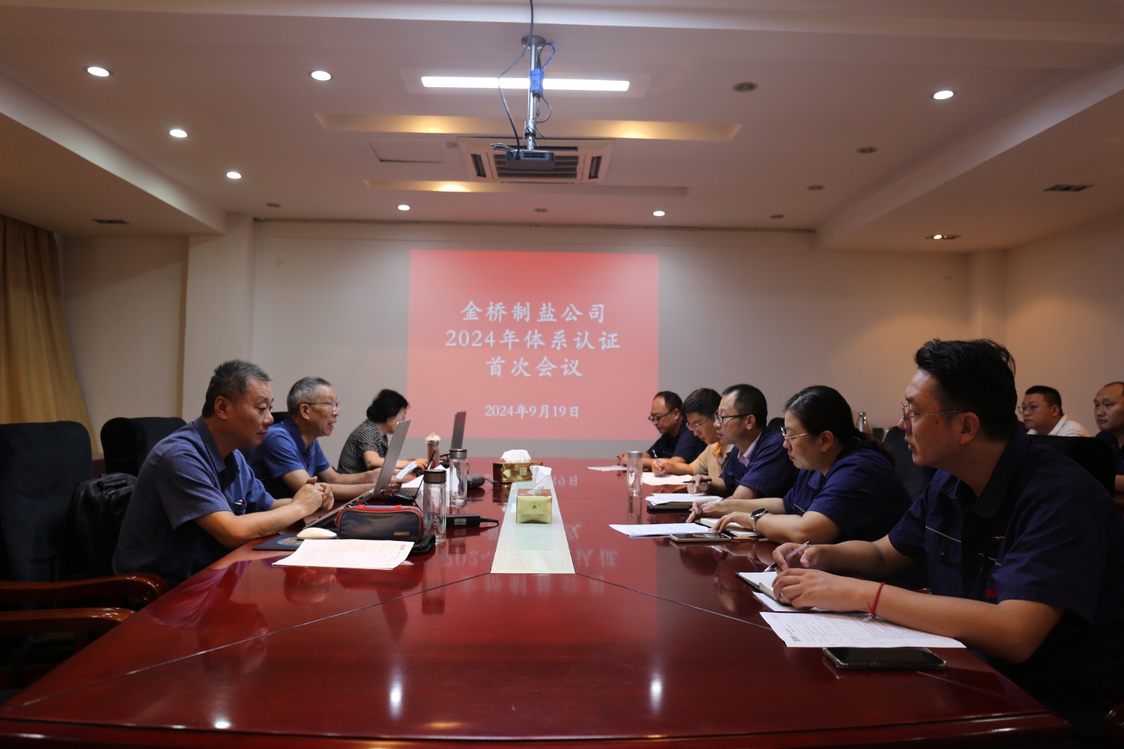 近日，金橋制鹽公司通過北京世標(biāo)認(rèn)證中心審核，給予食品安全管理體系、環(huán)境管理體系和職業(yè)健康安全管理體系認(rèn)證“保持認(rèn)證資格”的監(jiān)督審核結(jié)論，給予質(zhì)量管理體系認(rèn)證“再次注冊”的再認(rèn)證審核結(jié)論。通過審核，是對公司精細(xì)化管理成果的檢驗，促進公司內(nèi)控管理水平持續(xù)提升。（李曉月）