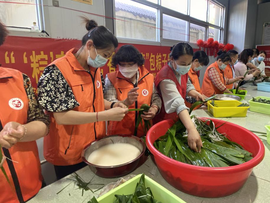 青口供電所黨支部聯(lián)合生產(chǎn)生活服務(wù)中心分會(huì)、黃沙坨社區(qū)，共同舉辦“悠悠艾草香 濃濃端午情”系列活動(dòng)。.png